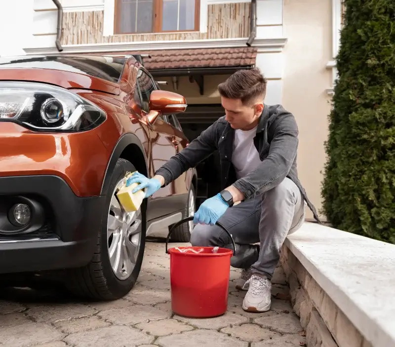 Lavage auto à domicile Auribeau : professionnel intervenant sur un véhicule
